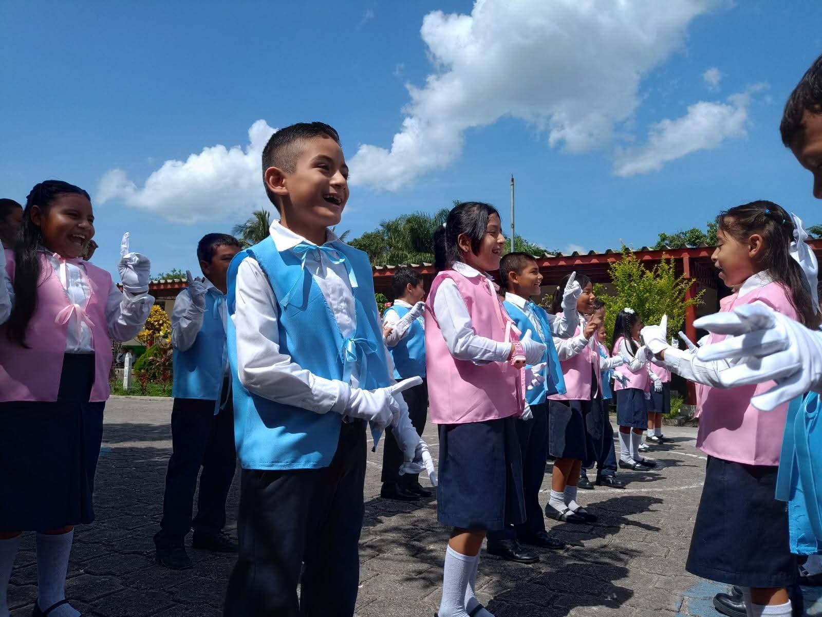 Estudiantes con banderas